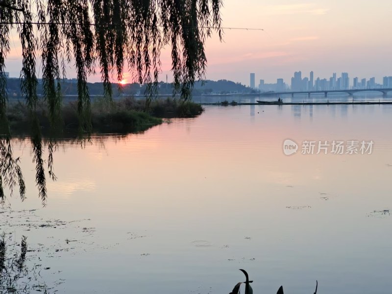 城市中平静湖水的日落唯美景色