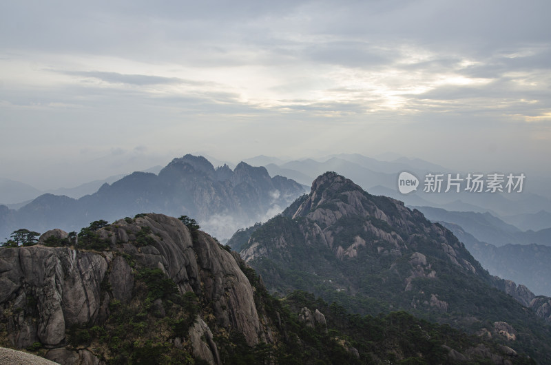 黄山 群山峻岭间的晨曦 云海 山峦 峰峦叠嶂