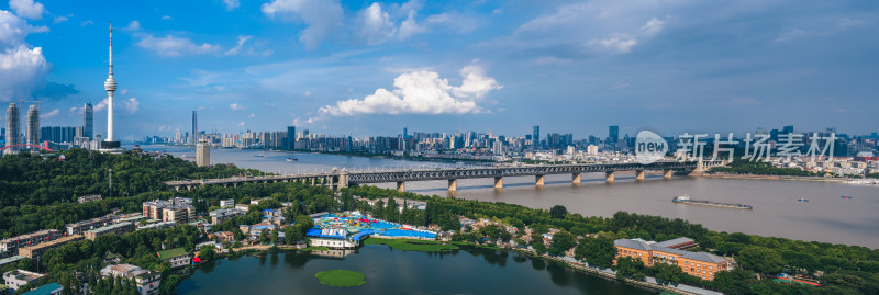 武汉夏季白天远眺长江大桥与黄鹤楼景区