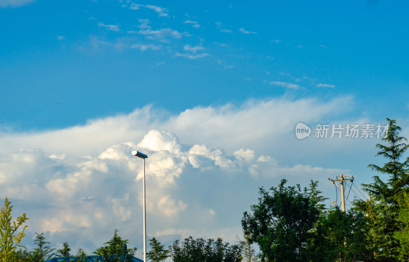 天空中一大团洁白的云朵