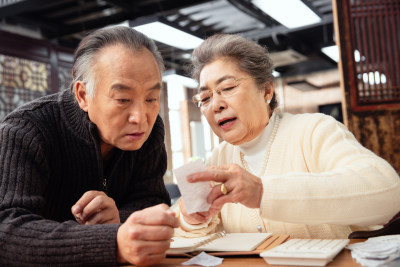 老年夫妇做养老金理财