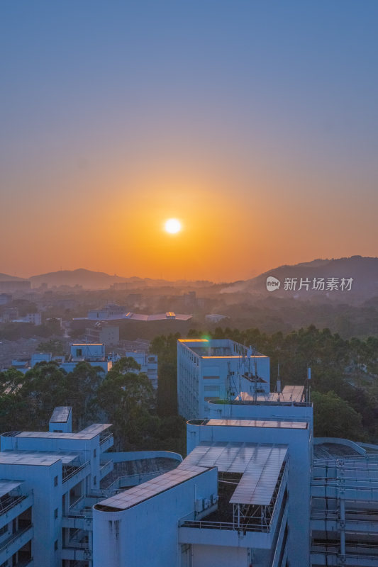 日出时分的建筑群风景