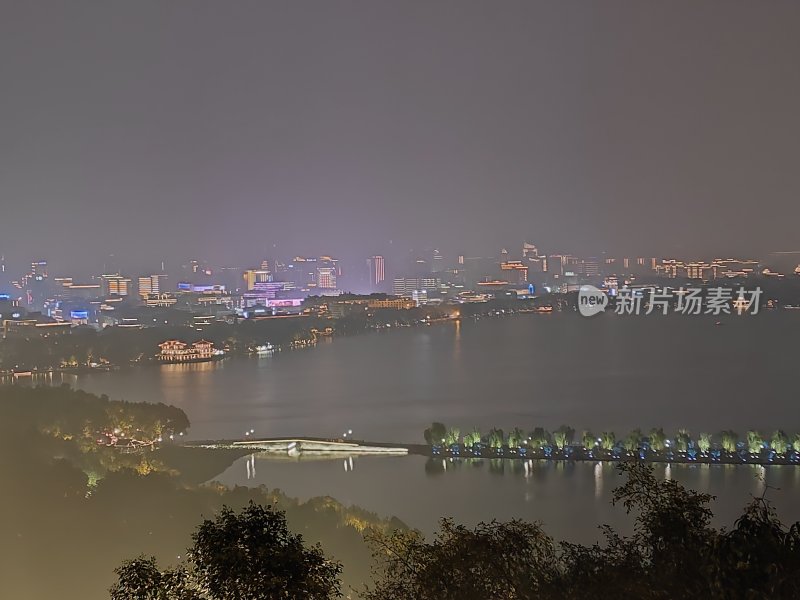 夜晚城市湖泊及周边夜景全景