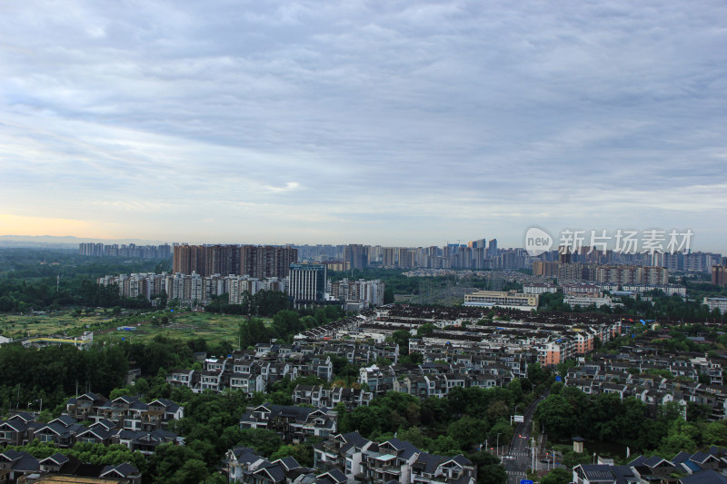 四川省成都市温江区晨光中的城市建筑和风光