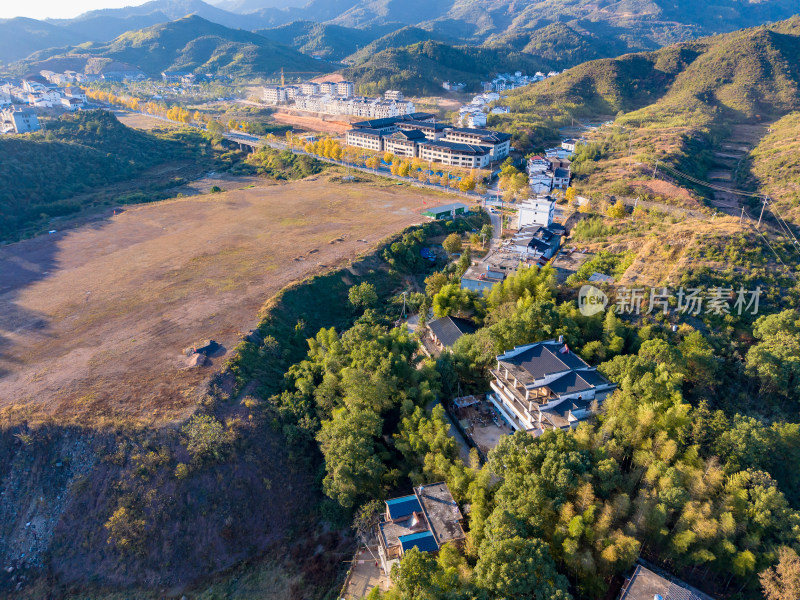 大山农村房屋公路航拍图