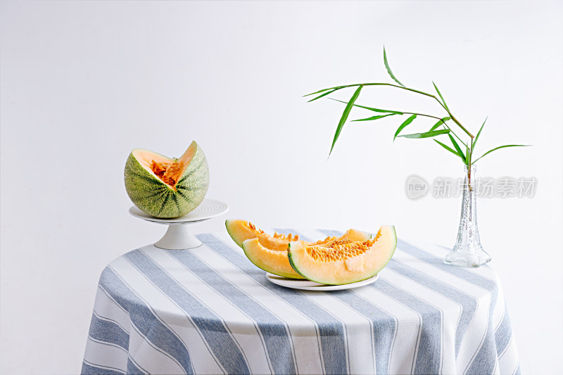 桌面上的夏日新鲜水果哈密瓜