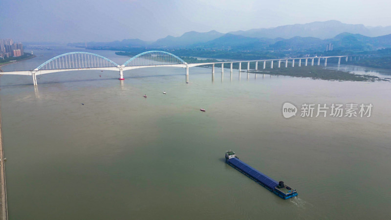 航拍湖北襄阳跨越长江高铁轨道大桥