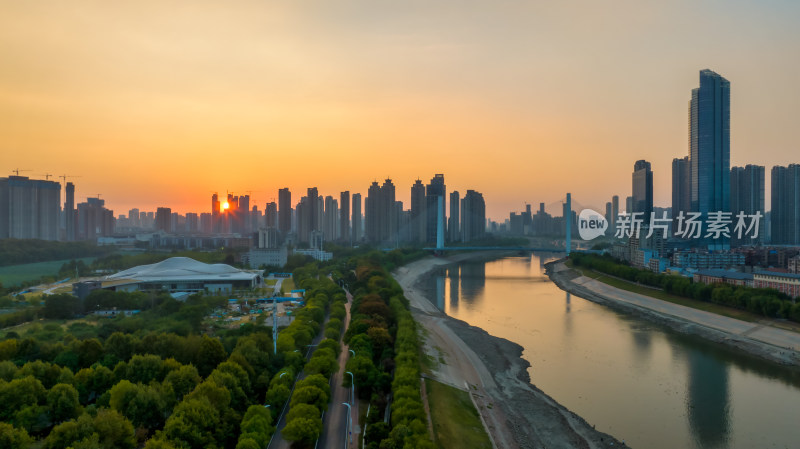 夕阳下武汉汉江边的摩天大楼