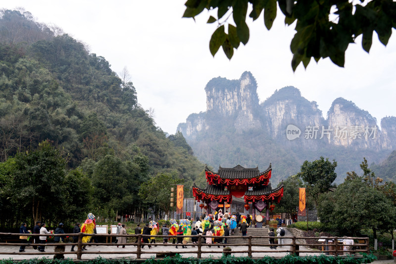 湖南湘西吉首市德夯苗寨春节新年舞狮航拍