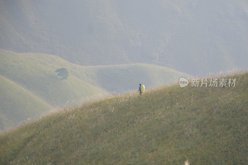 山间徒步的背包旅行者