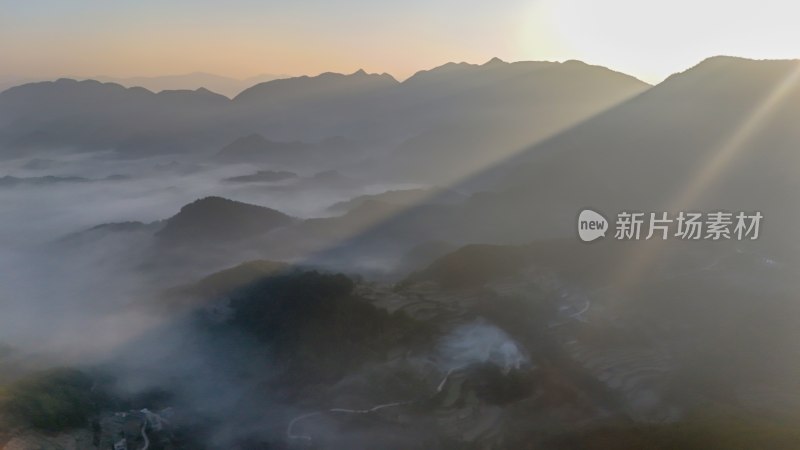 重庆酉阳：雾锁青山村庄靓