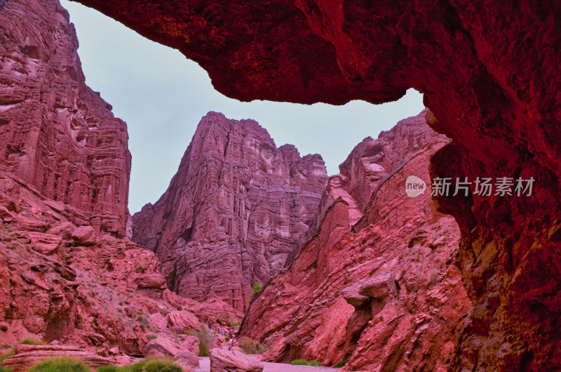 新疆阿克苏库车天山大峡谷红色岩石山峰
