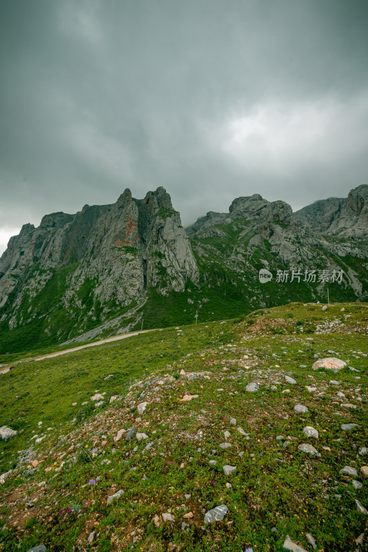 蓝天白云草原山峰公路