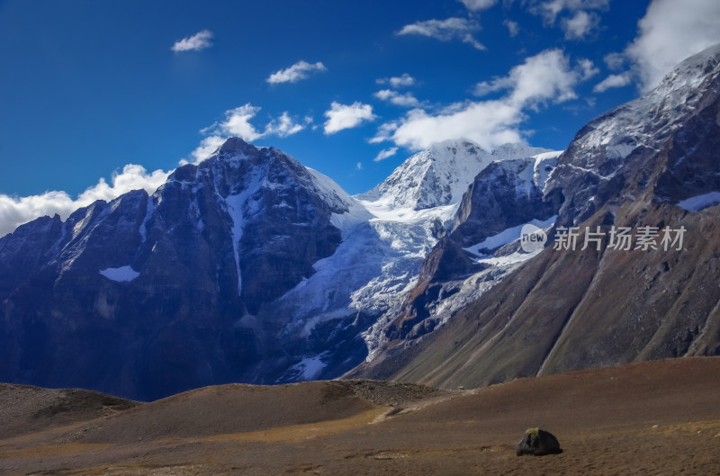 高原雪山自然风景