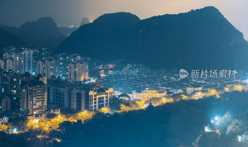 夜间山下的住宅楼-广西柳州市