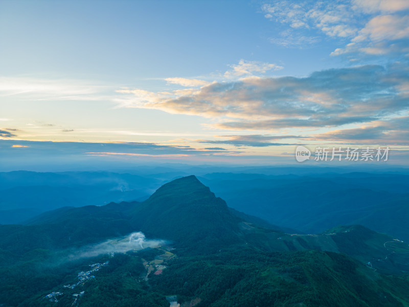 航拍日落时的夕阳天空景色