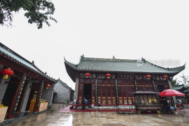 商丘清凉寺前石狮子及建筑景象