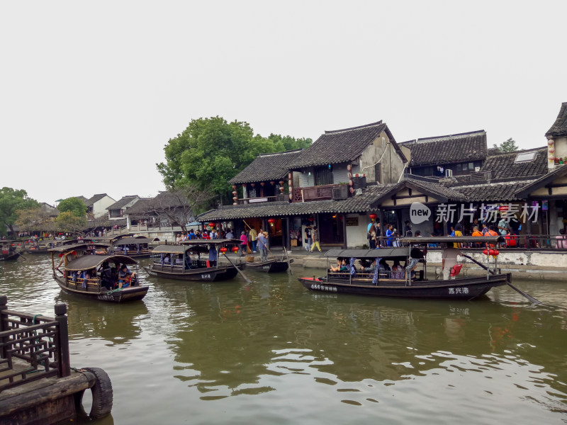 江南水乡游船及沿岸建筑景观