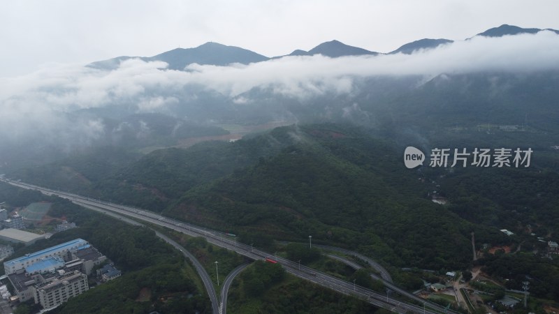 广东东莞：雨后清溪镇云雾缭绕宛如仙境