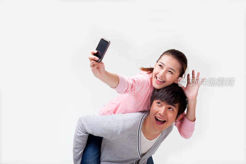 快乐的年轻情侣用手机拍照