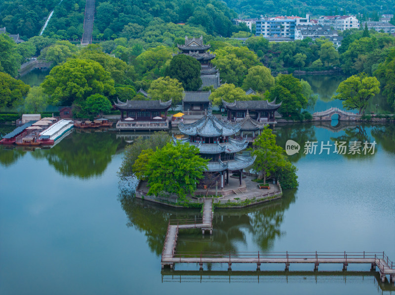 航拍浙江省台州市临海市东湖景区紫阳古街