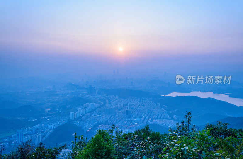 深圳梧桐山顶俯瞰城市建筑与夕阳落日