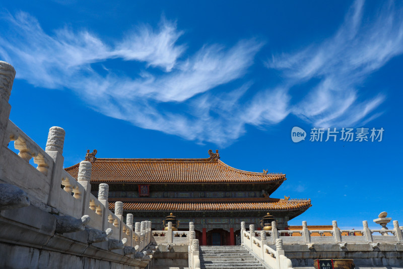 蓝天白云下的故宫乾清宫中式古建筑与栏杆