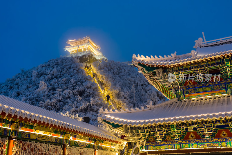 河南老君山景区冬季大雪古建筑房檐夜景