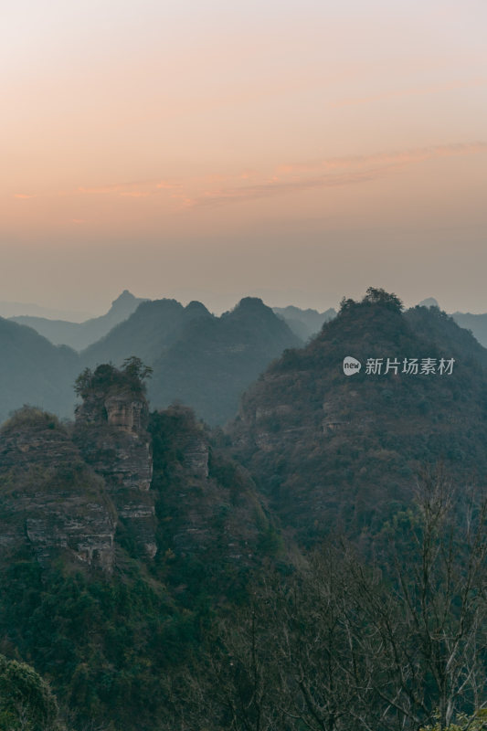 黄山市道教齐云山景区山林间古朴石牌坊景观