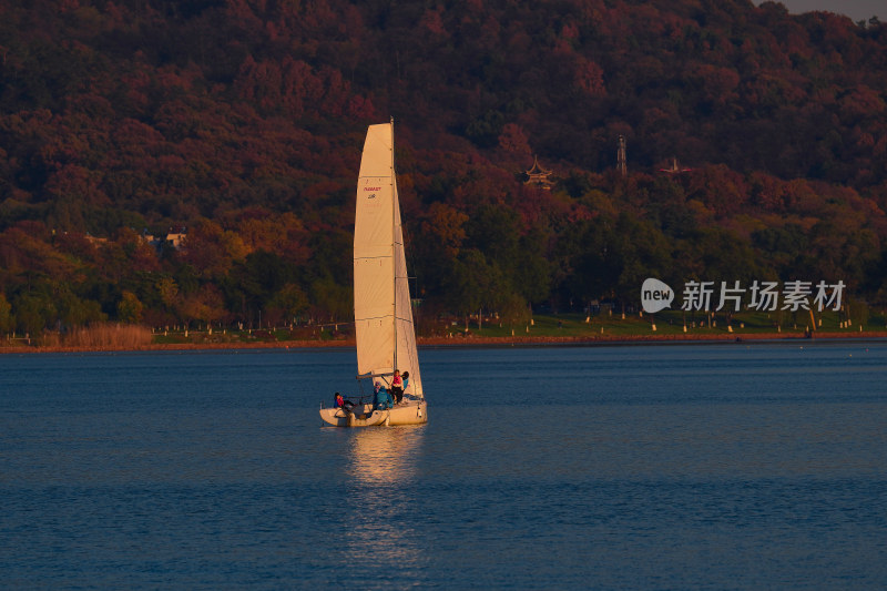 夕阳下湖上泛舟