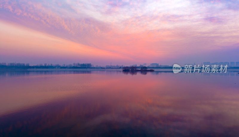 平静湖面绚烂天空的自然景观（南阳白河）