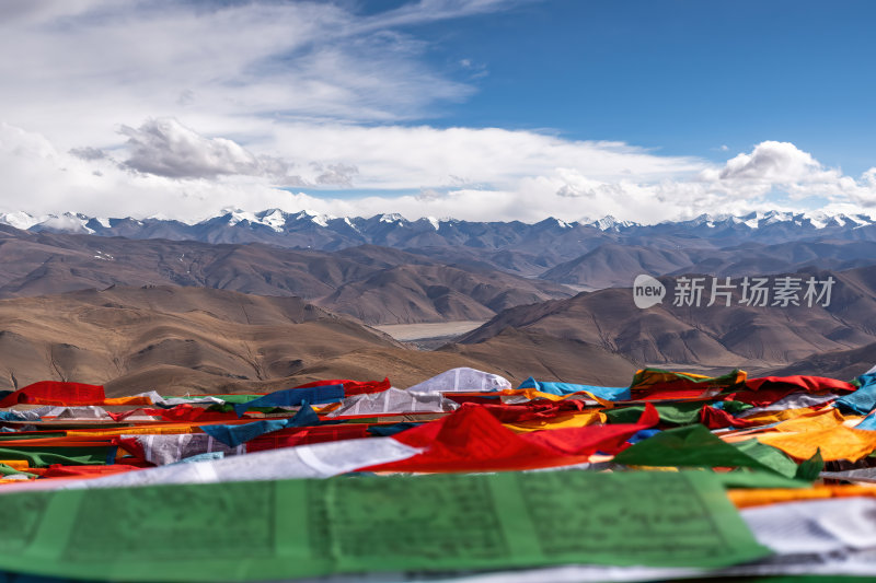 西藏日喀则加乌拉山口圣洁雪山与祈福经幡