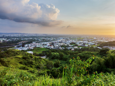 夕阳下的城市风光，登高俯瞰，台湾台中