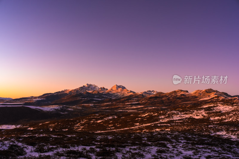 雪域高原雪山日落日照金山