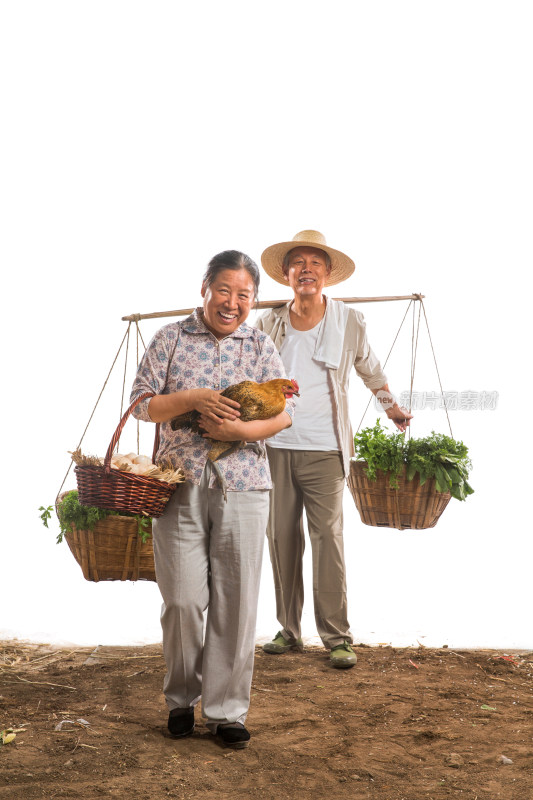 农民夫妇拿着蔬菜和家禽