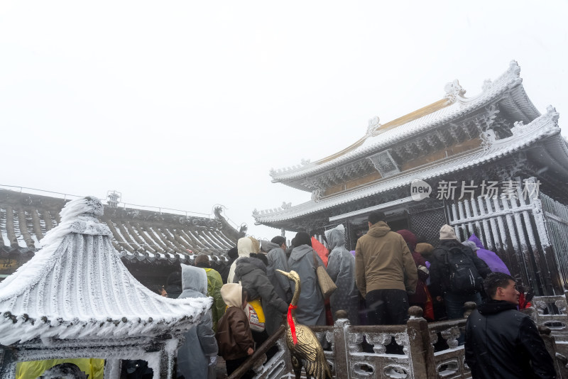 湖北武当山景区冬天大雪雾凇古建筑旅游