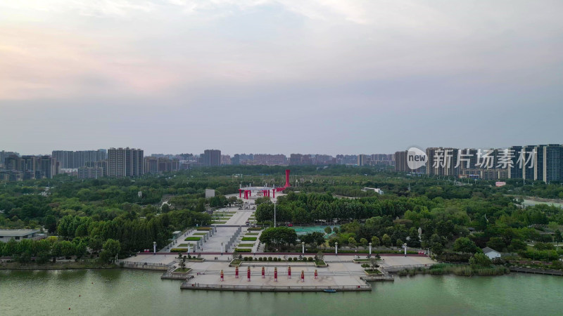 航拍河南商丘市日月湖景区