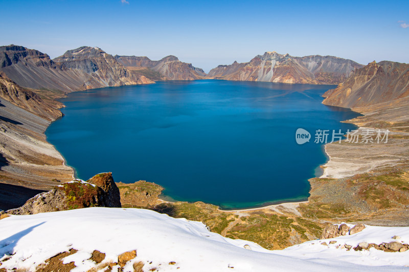 南坡拍摄雪后蓝天下的长白山天池火山湖全貌