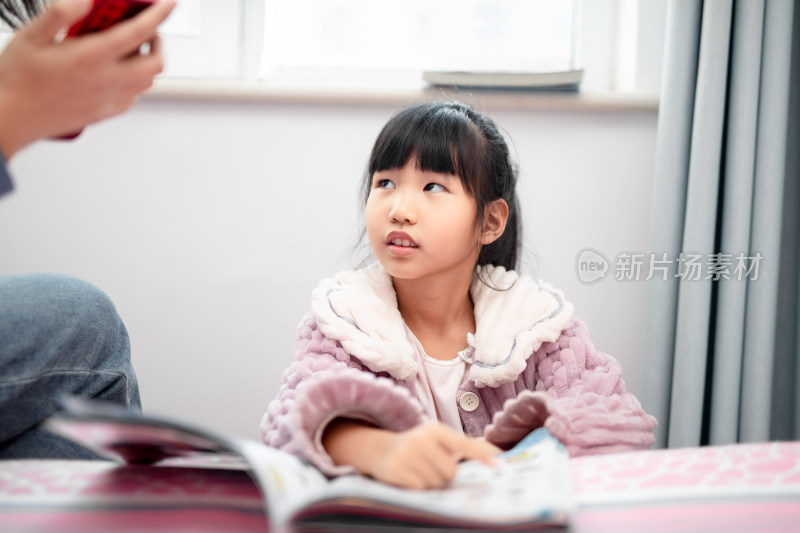 黄皮肤小女孩在看书学习