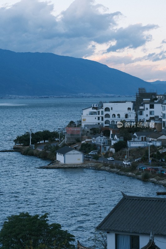 湖畔建筑与远山风景