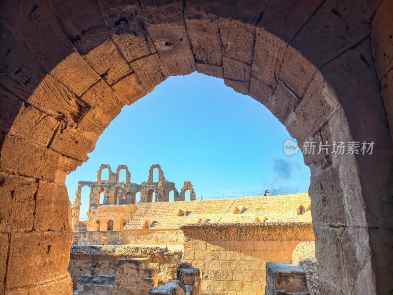 拱形门洞视角下的古代建筑遗迹