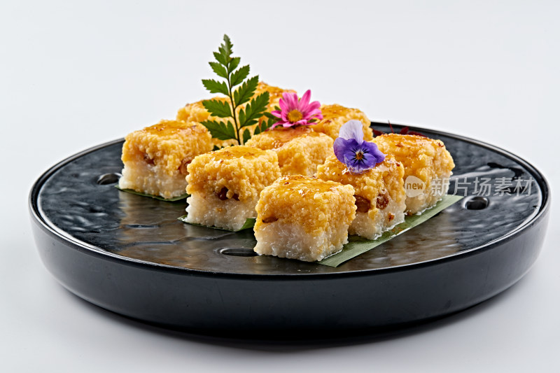 精美餐具装的桂花蜜双色黍米糯糕