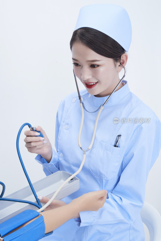 佩戴听诊器的女性医护人员为患者听诊检查