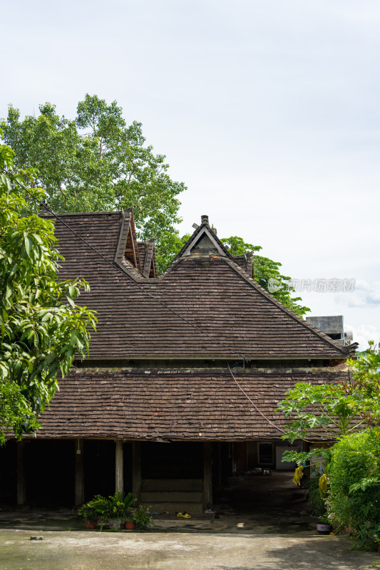 热带雨林中的隐秘傣式小屋