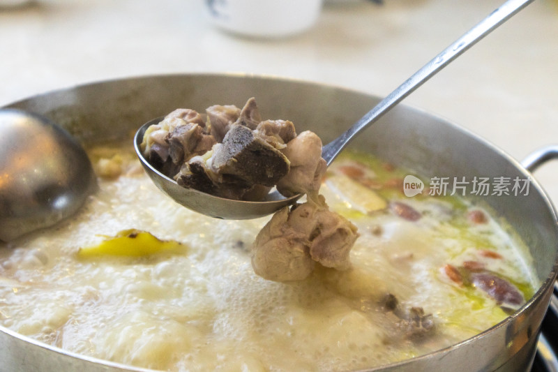 火锅上热辣滚烫的广东特色餐饮猪肚鸡