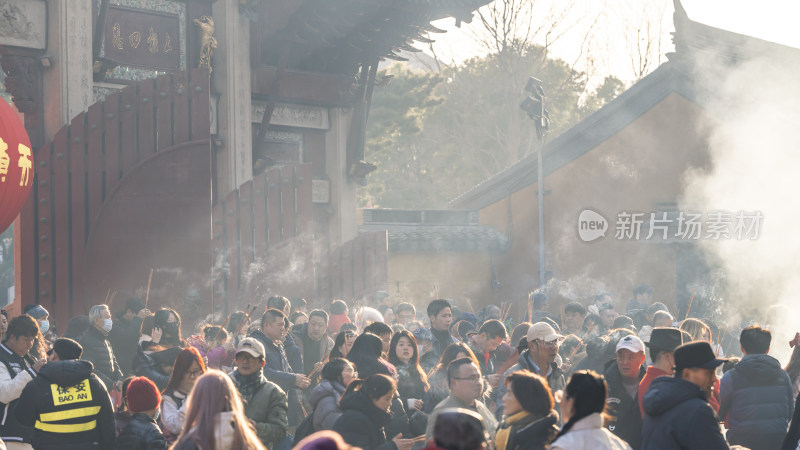 寺庙门前人群聚集烟雾缭绕的景象