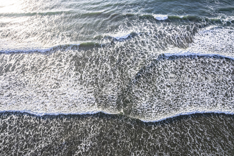 唯美海滩海浪自然风光航拍摄影配图