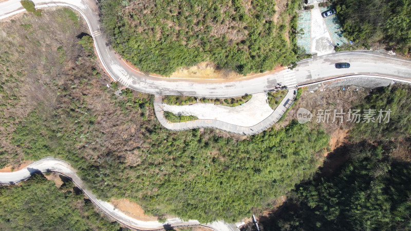 俯拍蜿蜒盘山公路道路交通