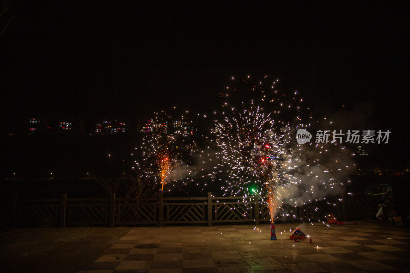 新年绽放的烟花