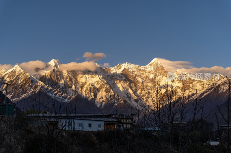 西藏林芝索松村南迦巴瓦峰雪山日落景观